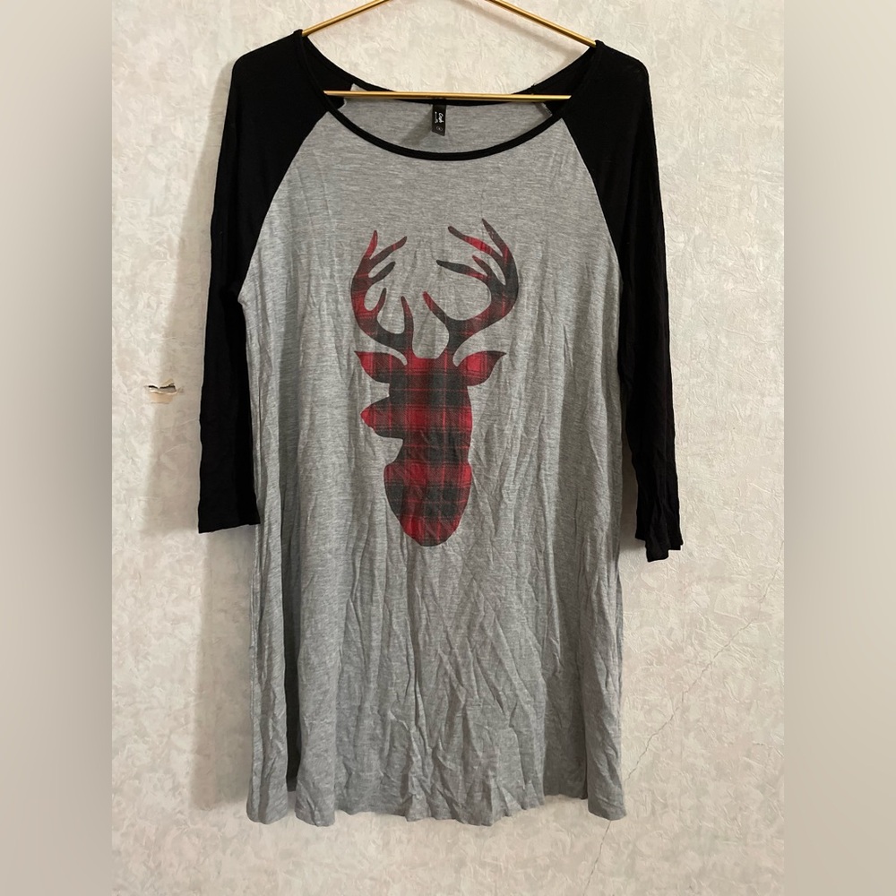 Crush large gray / black 3/4 sleeve top with deer